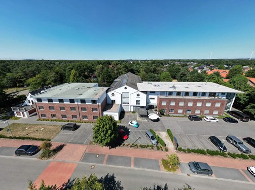 Das Haus aus der Vogelperspektive aus Richtung Parkplatz